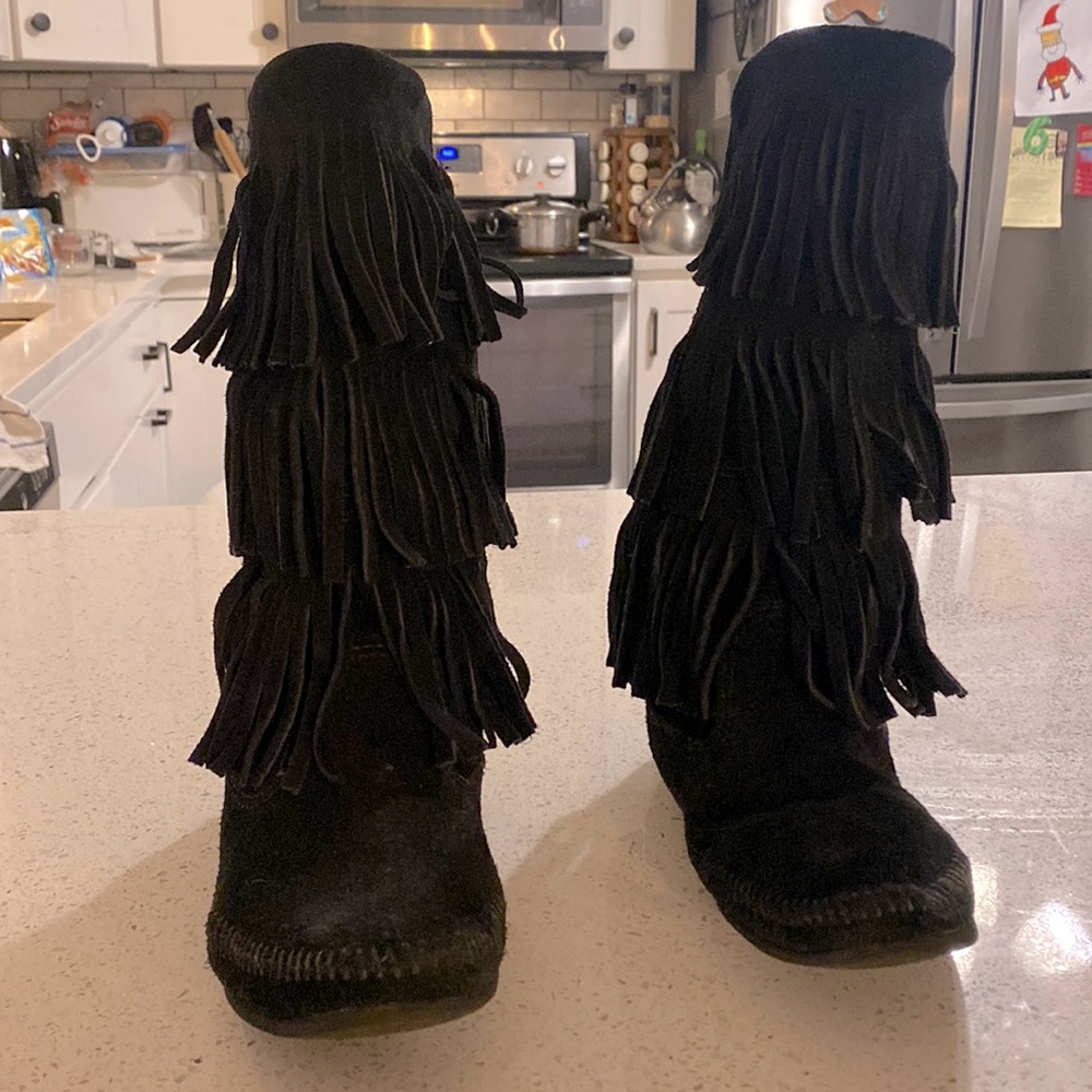 Black fringe Minnetonka boots - Picture 2 of 16